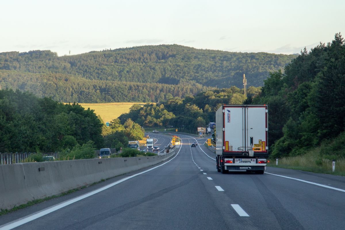 Frangible Signs for High Speed Roads With Trucks
